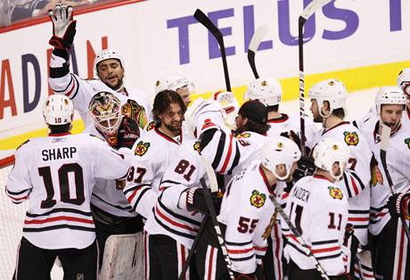 ald330c98_hkn_blackhawks_canucks_johv114